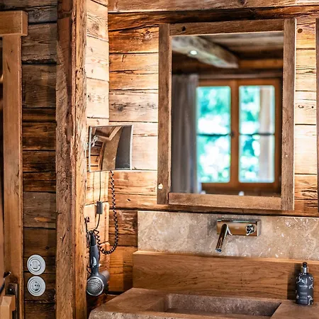 Wuidererhuettn, Charlet In Alleinlage Mit Freistehendem Saunahaus Großkirchheim