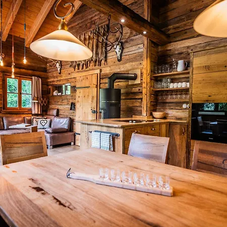 Wuidererhuettn, Charlet In Alleinlage Mit Freistehendem Saunahaus