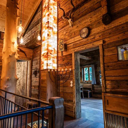 Wuidererhuettn, Charlet In Alleinlage Mit Freistehendem Saunahaus