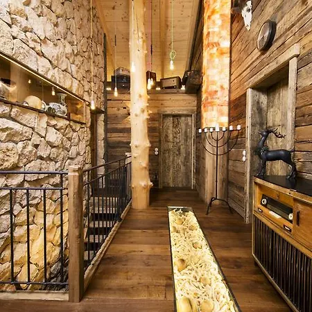 Wuidererhuettn, Charlet In Alleinlage Mit Freistehendem Saunahaus Großkirchheim