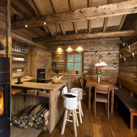 Wuidererhuettn, Charlet In Alleinlage Mit Freistehendem Saunahaus